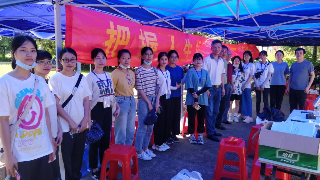 学院领导与新生接待点师生合影 学院领导与新生接待点师生合影